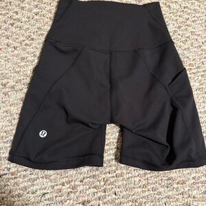 Lululemon Wunder Train High-Rise Short with Pockets 6"
Black- Size 2